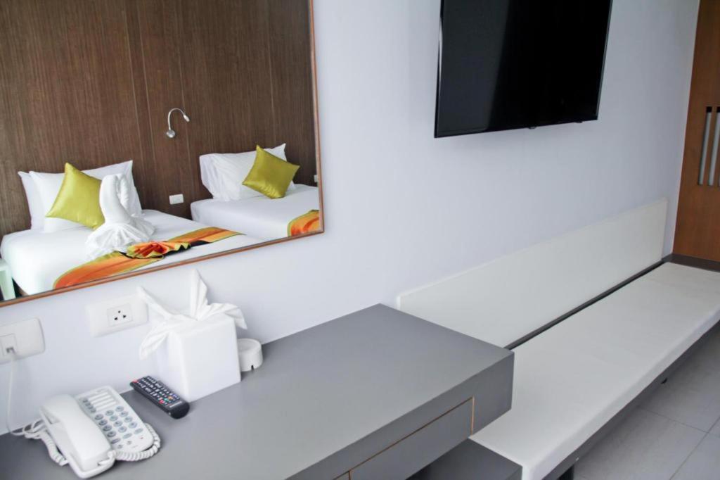 Elegancy Sansabai Hotel Patong Екстериор снимка
