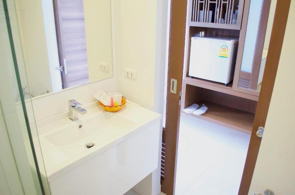 Elegancy Sansabai Hotel Patong Екстериор снимка