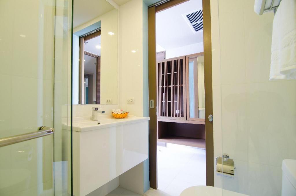 Elegancy Sansabai Hotel Patong Екстериор снимка